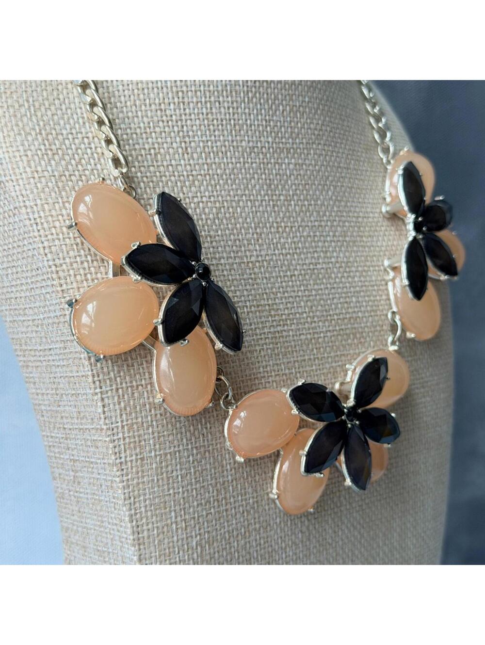 Vintage NY & Co Peach Floral Statement Bib Necklace - Picture 3 of 6